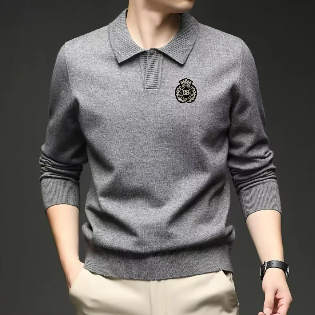 , DG/26 Autumn and Winter New Arrival small V lapel wool sweater. The texture is smooth and delicate. Its simplicity and Classic combine with the design that has been integrated into fashion. It seems to be a niche design. It can be matched well in various occasions. Thickened fabric yarn. Made of wool. Thickness in autumn and winter. Comfortable on the upper body and breathable at the same time. It also has good warmth. Size: M-3XL